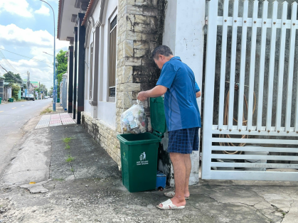 Chuyện thú vị trên hè phố Phước Hòa (thị trấn Phước Bửu): Trước mỗi nhà đều có một thùng rác sạch đẹp